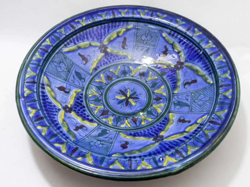 Grand plat de service marocain en céramique de Fès multicolore