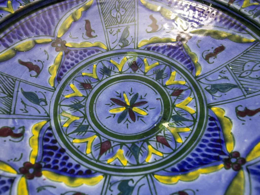 Grand plat de service marocain en céramique de Fès multicolore