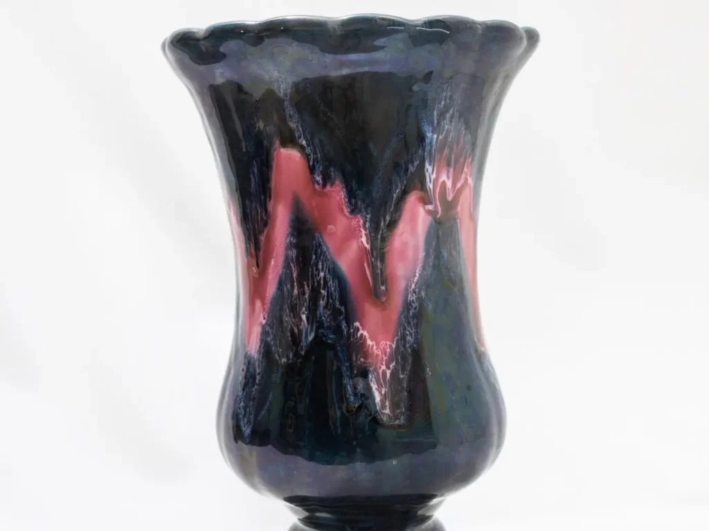 Grand vase en céramique Vallauris, motif abstrait bleu & rose
