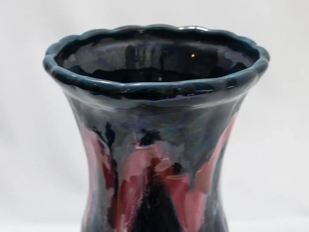 Grand vase en céramique Vallauris, motif abstrait bleu & rose