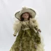 Grande poupée de porcelaine vintage à la robe verte satinée
