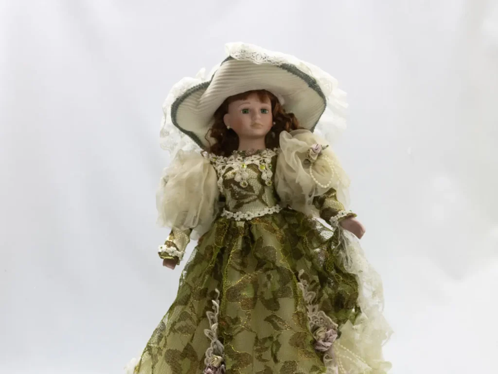 Grande poupée de porcelaine vintage à la robe verte satinée