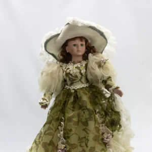 Grande poupée de porcelaine vintage à la robe verte satinée