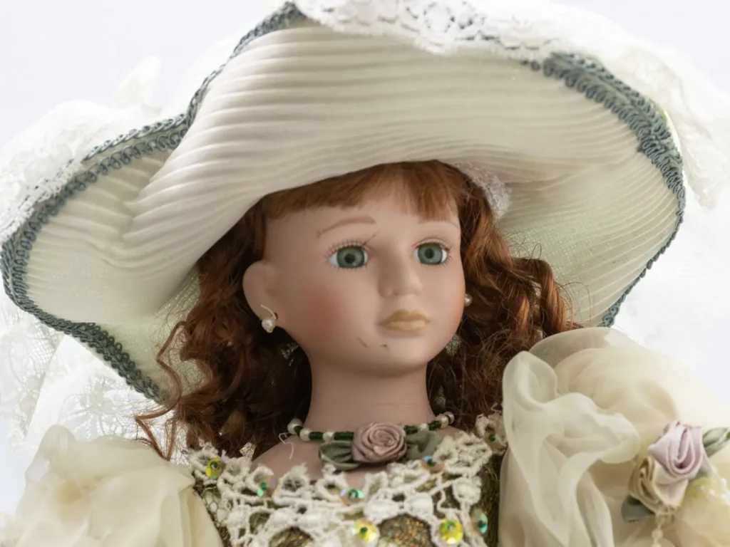Grande poupée de porcelaine vintage à la robe verte satinée