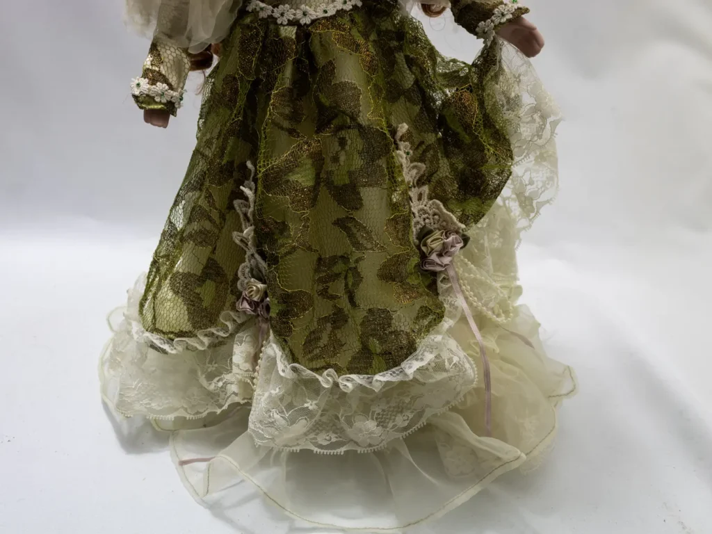 Grande poupée de porcelaine vintage à la robe verte satinée