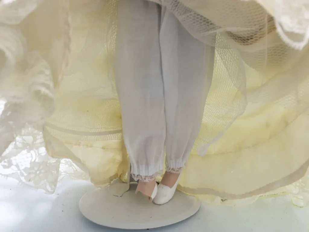 Grande poupée de porcelaine vintage à la robe verte satinée