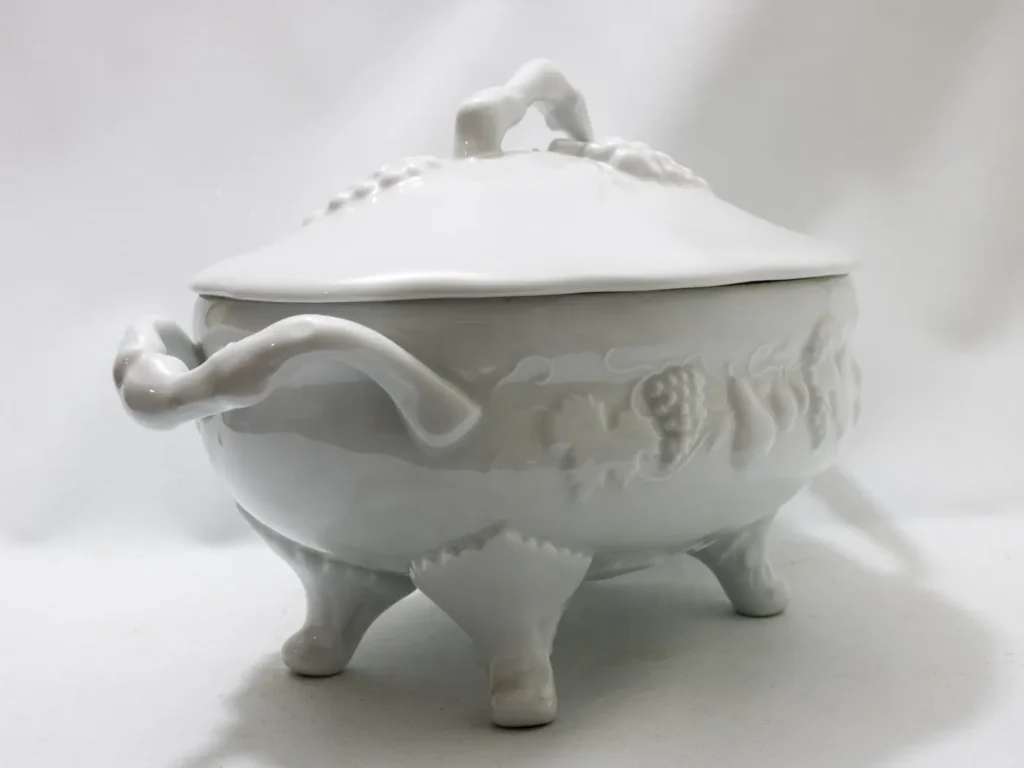 Grande soupière légumier en porcelaine de Philippe Deshoulières