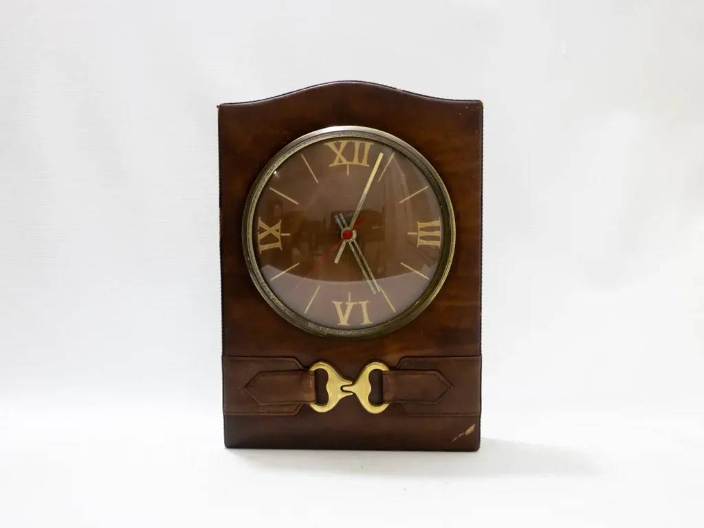 Horloge de table style Jacques Adnet en cuir marron et laiton