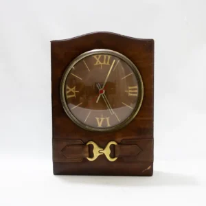 Horloge de table style Jacques Adnet en cuir marron et laiton