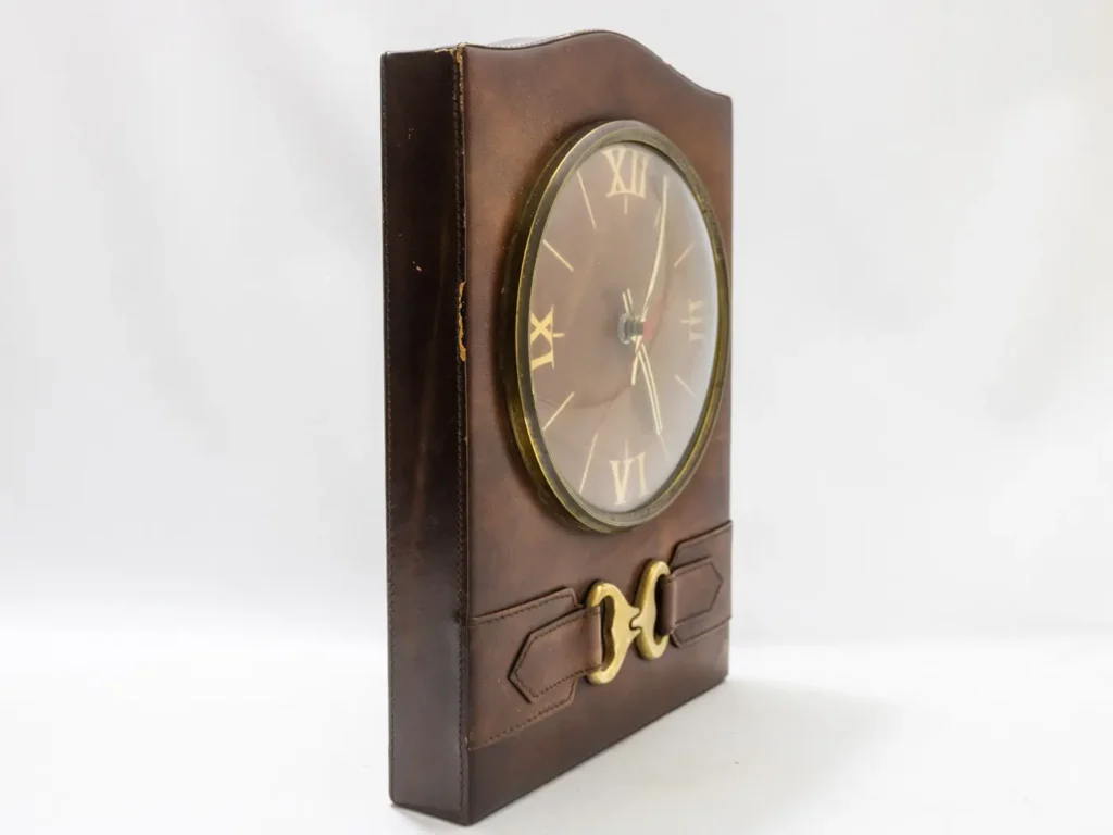 Horloge de table style Jacques Adnet en cuir marron et laiton