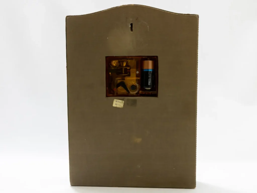 Horloge de table style Jacques Adnet en cuir marron et laiton
