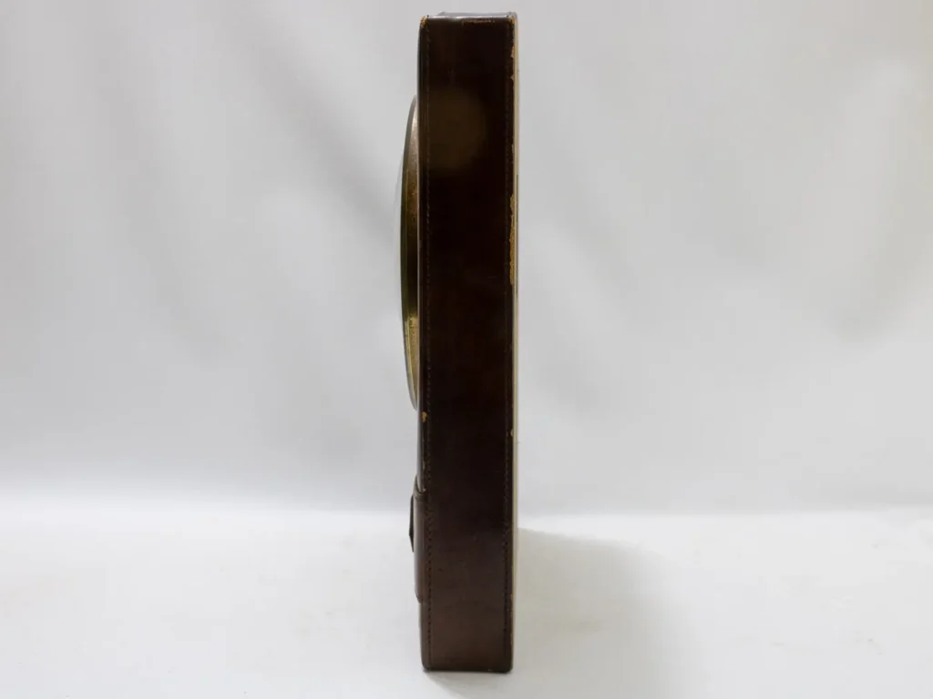 Horloge de table style Jacques Adnet en cuir marron et laiton