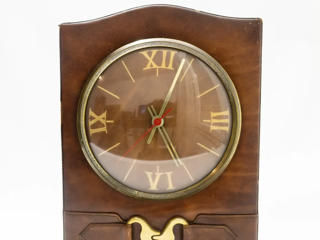 Horloge de table style Jacques Adnet en cuir marron et laiton