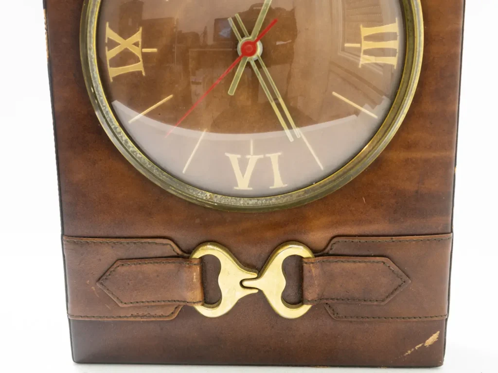 Horloge de table style Jacques Adnet en cuir marron et laiton