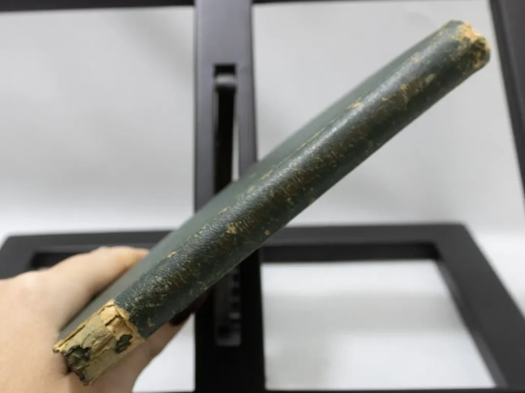 Livre ancien Les Quatre Evangiles Acte Apotres, cuir vert doré