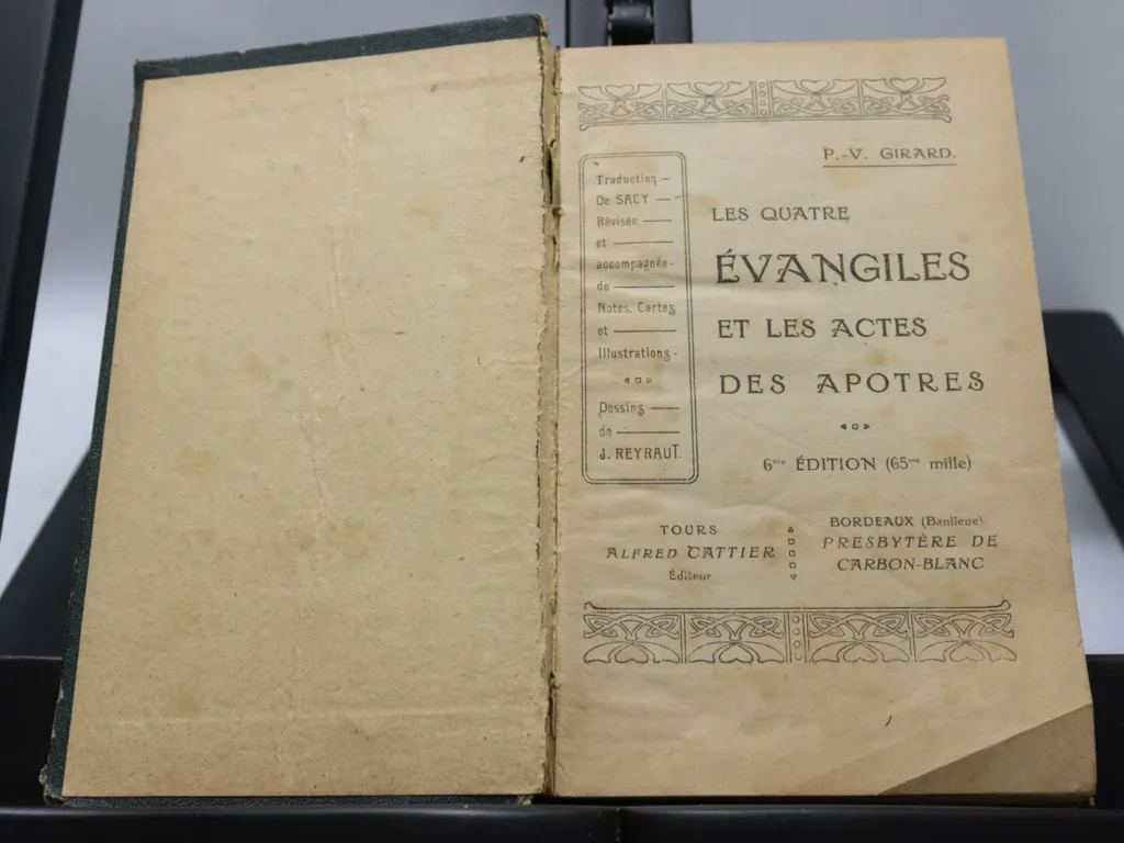 Livre ancien Les Quatre Evangiles Acte Apotres, cuir vert doré
