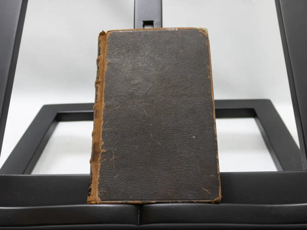 Livre ancien Les Quatre Évangiles, Actes des Apôtres, cuir vert
