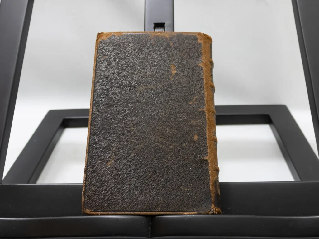Livre ancien Les Quatre Évangiles, Actes des Apôtres, cuir vert