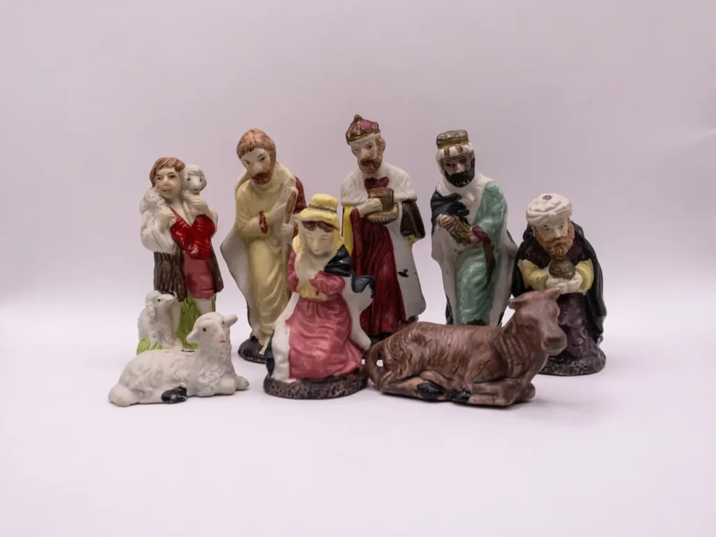 Lot de 8 santons en terre cuite peints à la main pour crèche