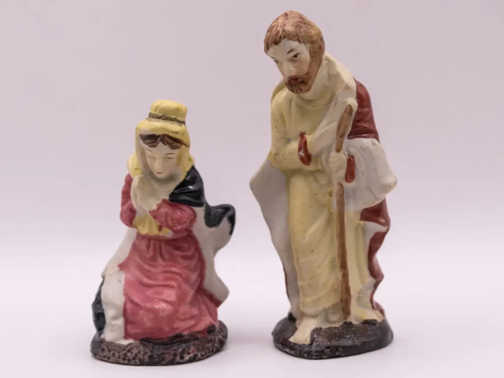 Lot de 8 santons en terre cuite peints à la main pour crèche