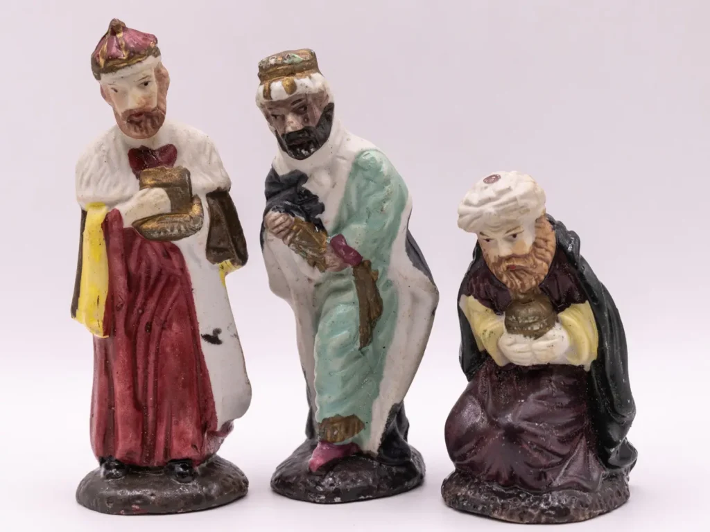 Lot de 8 santons en terre cuite peints à la main pour crèche