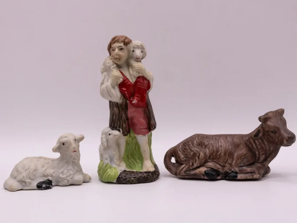 Lot de 8 santons en terre cuite peints à la main pour crèche