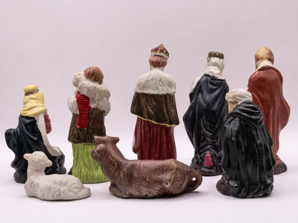 Lot de 8 santons en terre cuite peints à la main pour crèche