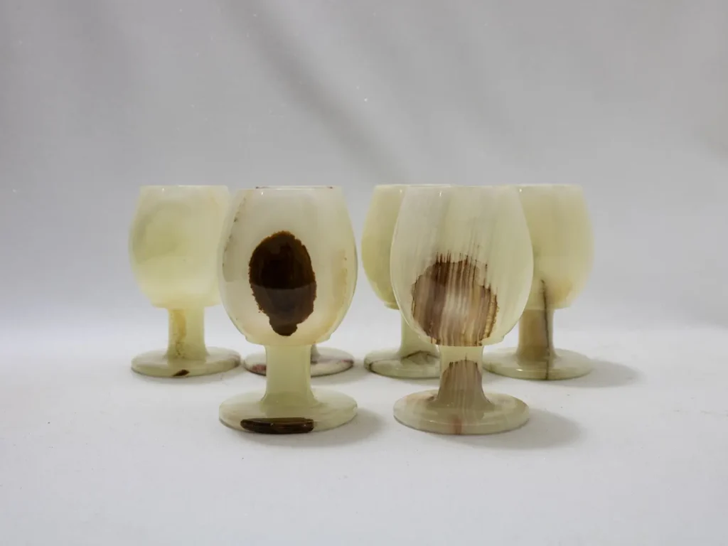 Lot de six verres à pied en onyx marbré artisanal du Pakistan