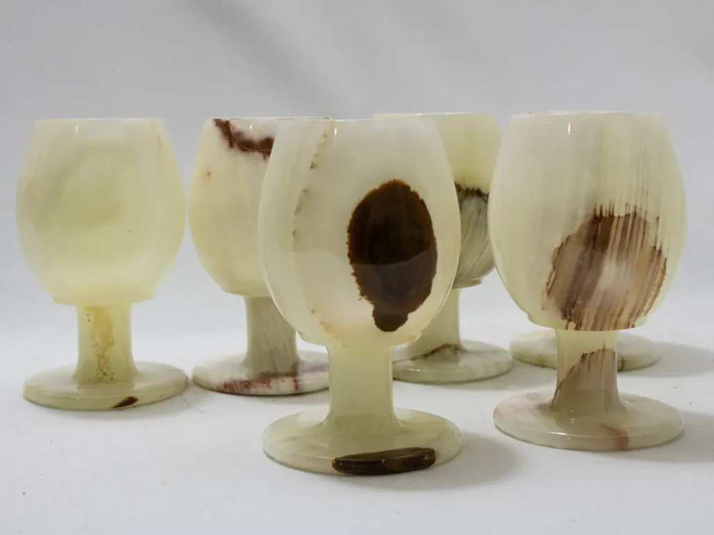 Lot de six verres à pied en onyx marbré artisanal du Pakistan