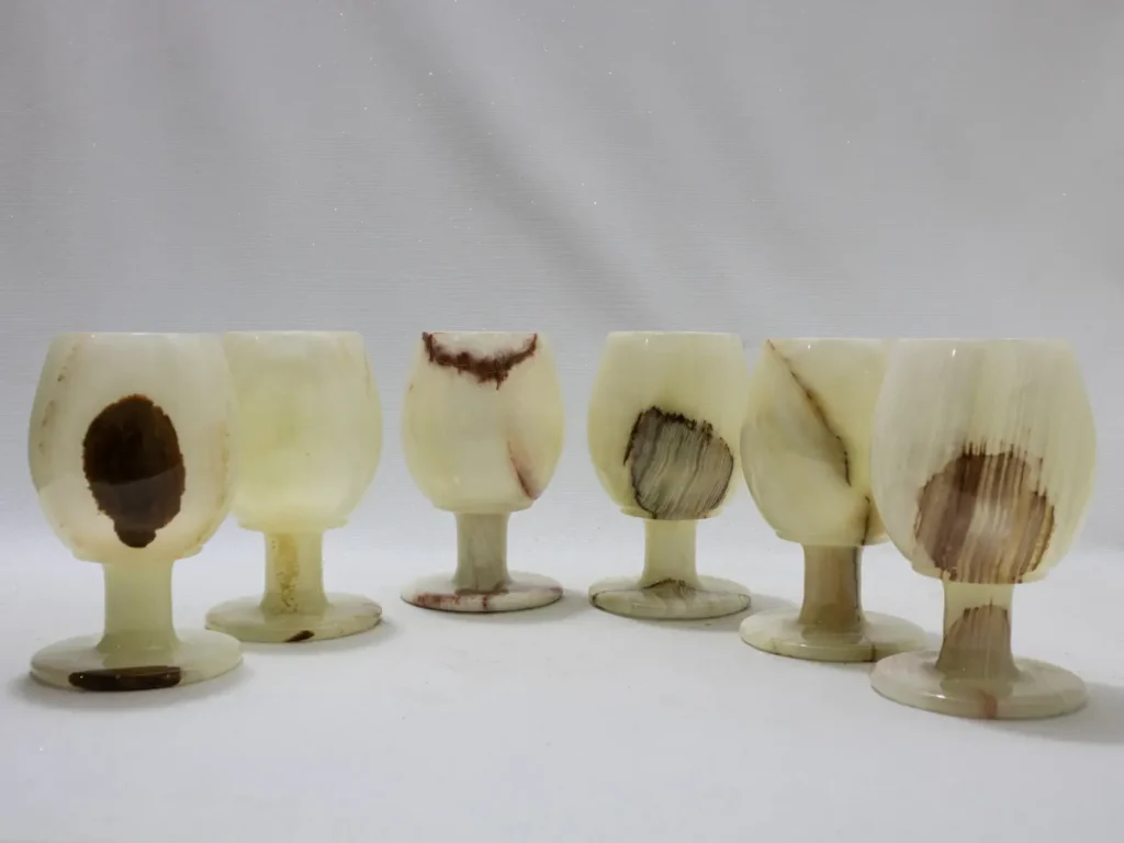 Lot de six verres à pied en onyx marbré artisanal du Pakistan