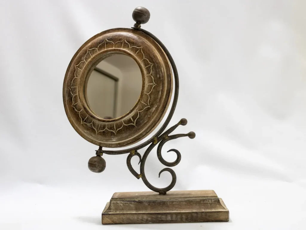 Miroir mural artisanal en bois sculpté et fer forgé marron