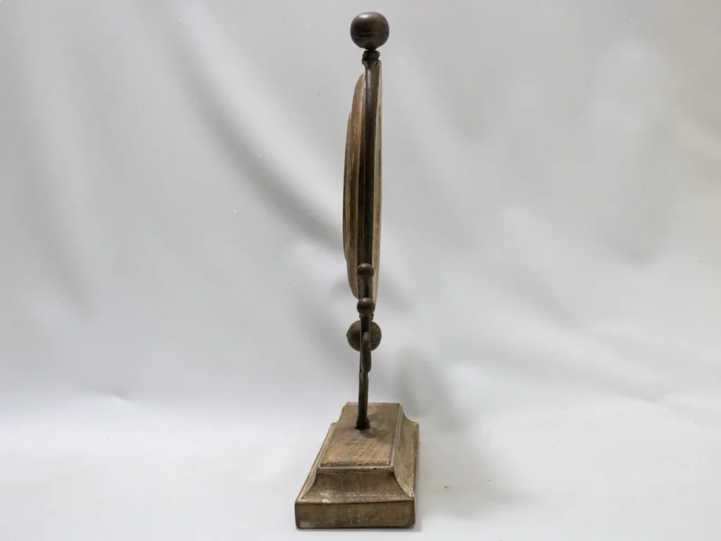 Miroir mural artisanal en bois sculpté et fer forgé marron