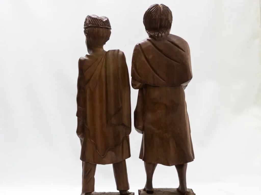 Paire de statues vintage, couple malgache en bois style ébène