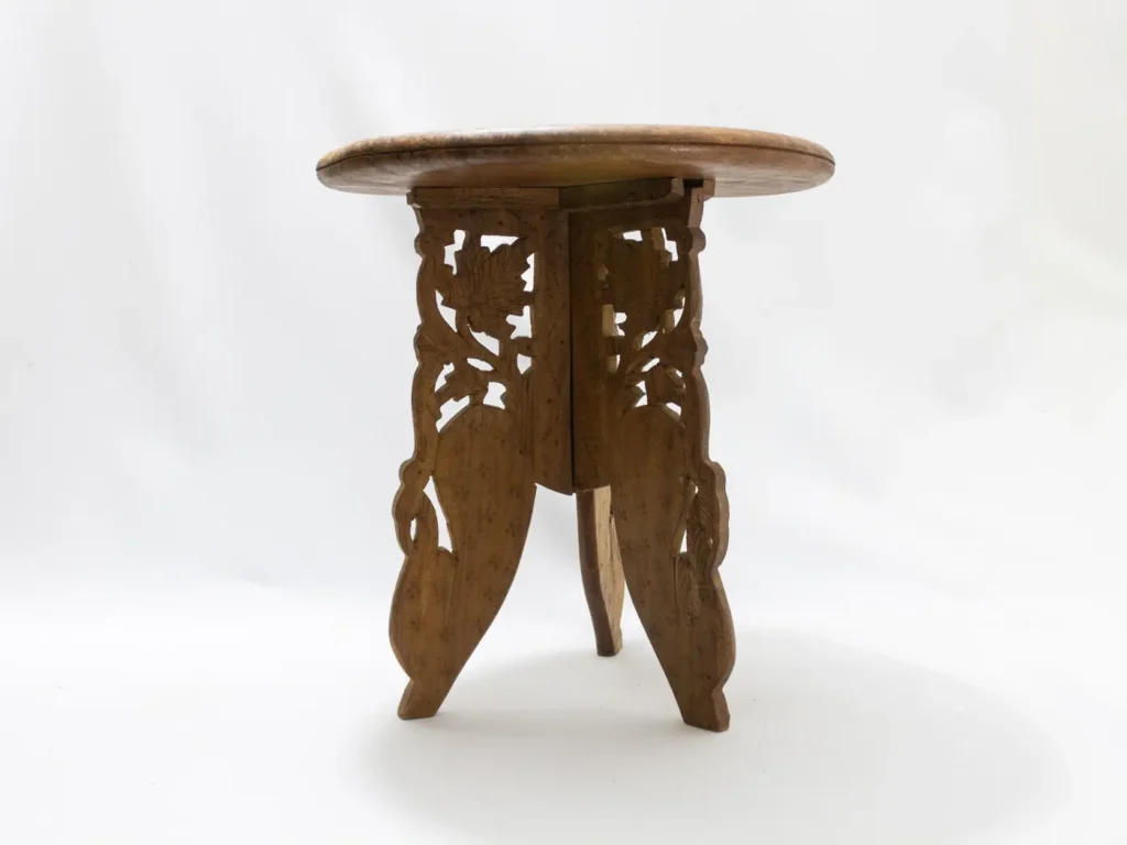 Petit guéridon tripode en bois, table d'appoint de caractère