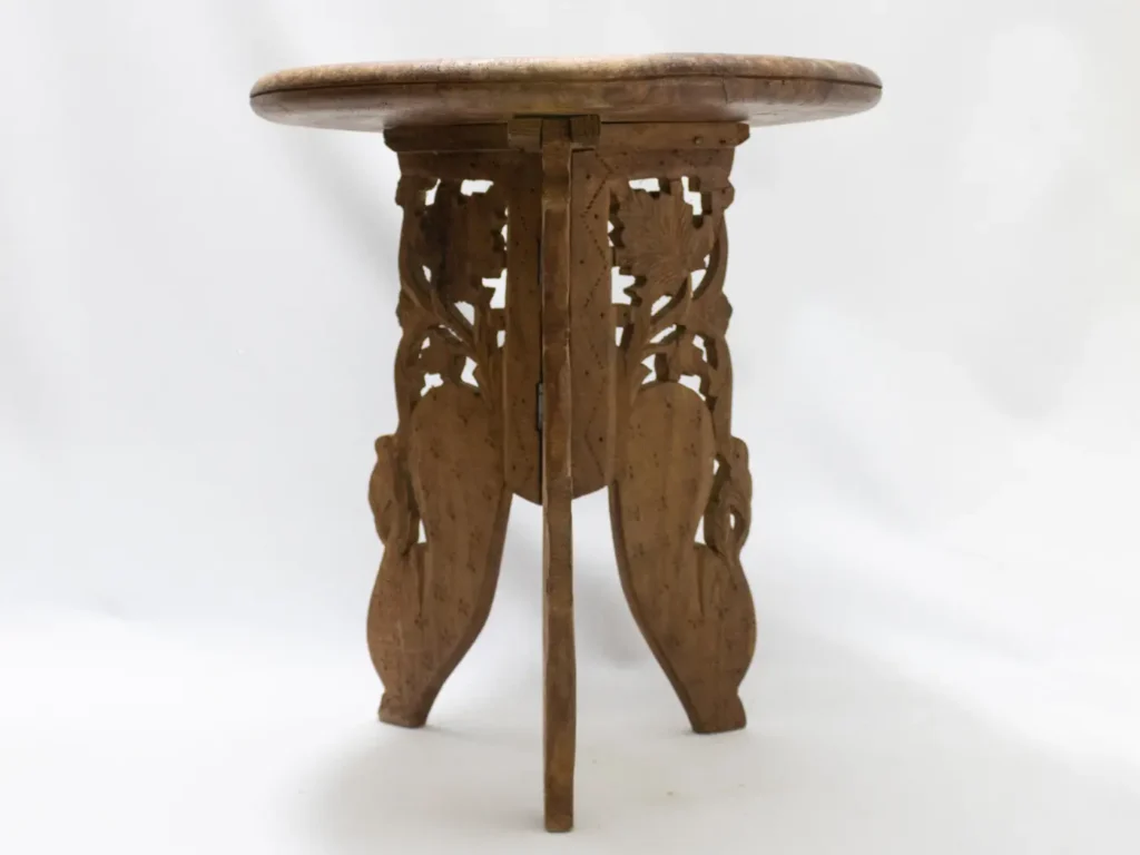 Petit guéridon tripode en bois, table d'appoint de caractère