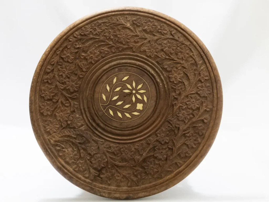 Petit guéridon tripode en bois, table d'appoint de caractère