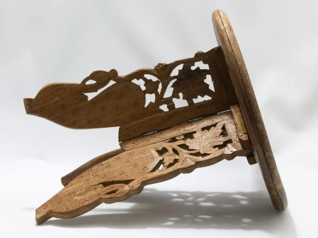 Petit guéridon tripode en bois, table d'appoint de caractère