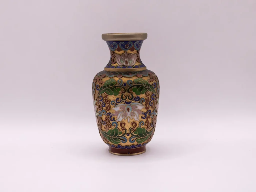 Petit vase chinois cloisonné, motifs de fleurs de lotus colorées