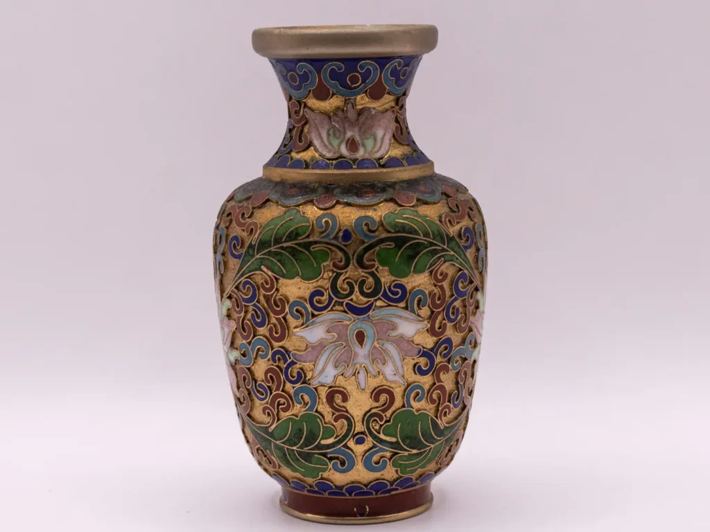 Petit vase chinois cloisonné, motifs de fleurs de lotus colorées