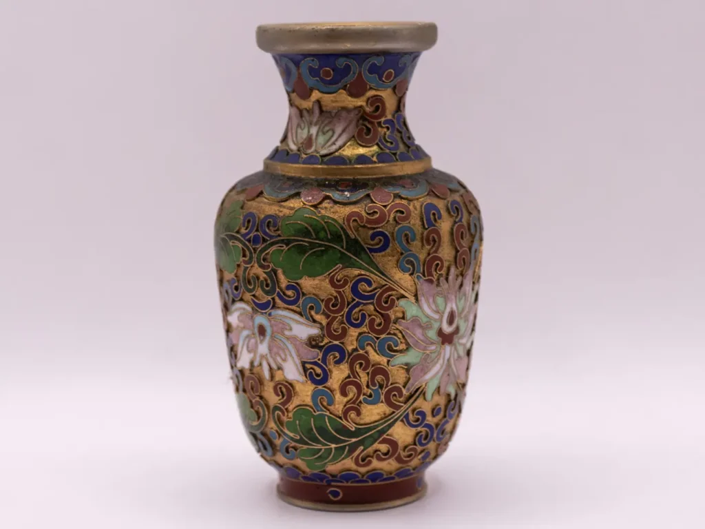 Petit vase chinois cloisonné, motifs de fleurs de lotus colorées