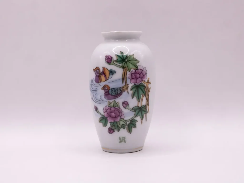 Petit vase en céramique blanche style asiatique motifs canards