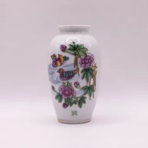 Petit vase en céramique blanche style asiatique motifs canards