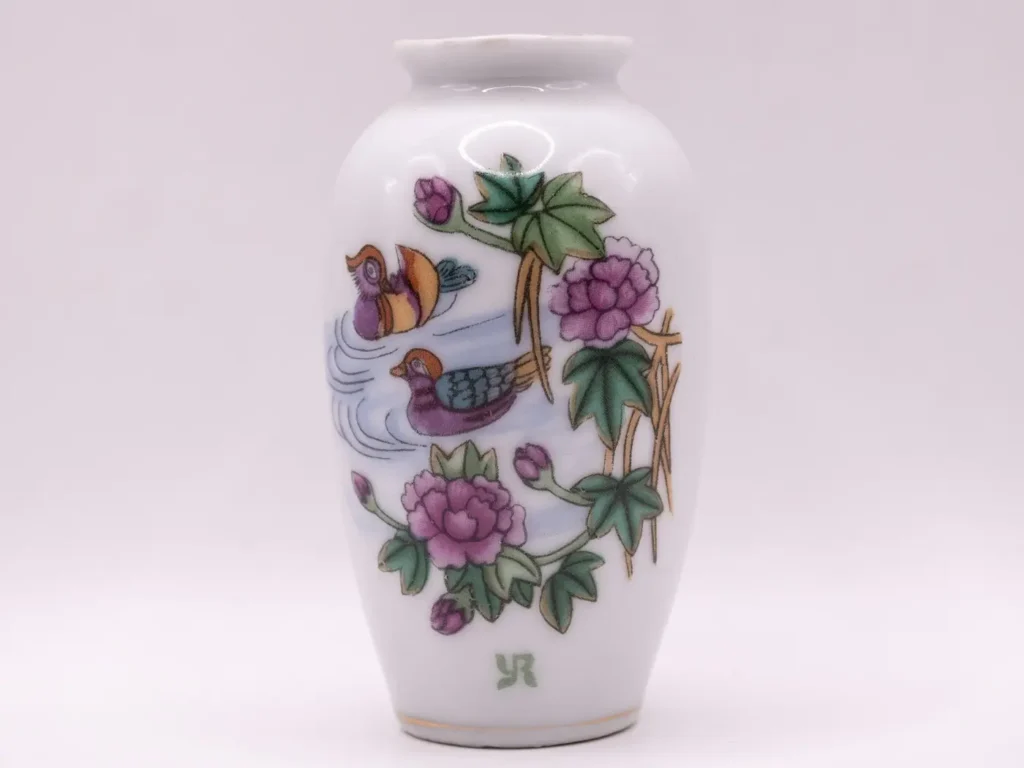 Petit vase en céramique blanche style asiatique motifs canards