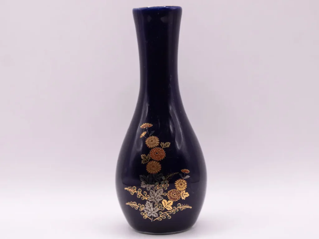 Petit vase soliflore asiatique bleu et doré, motifs floraux