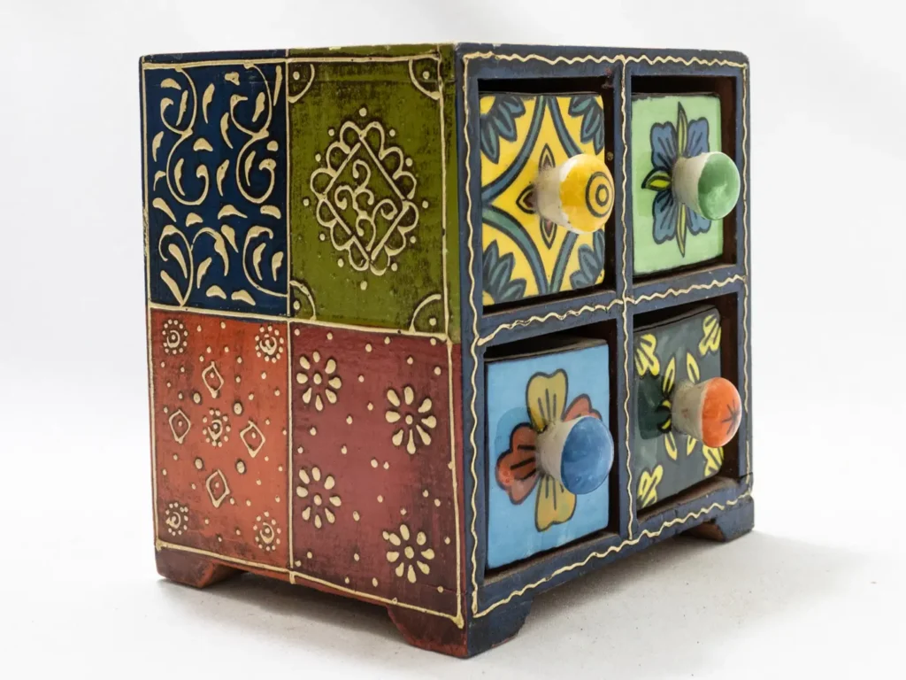 Petite commode en bois avec 4 tiroirs décoratifs en céramique
