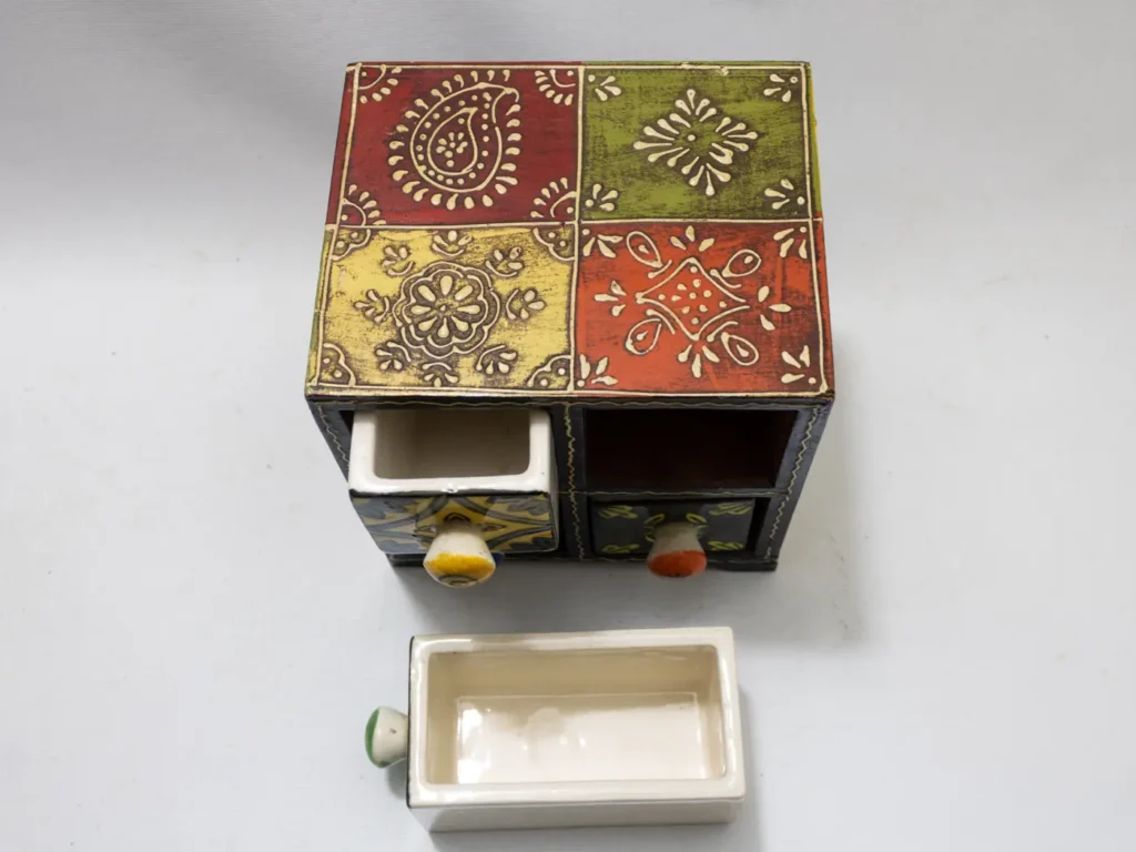 Petite commode en bois avec 4 tiroirs décoratifs en céramique
