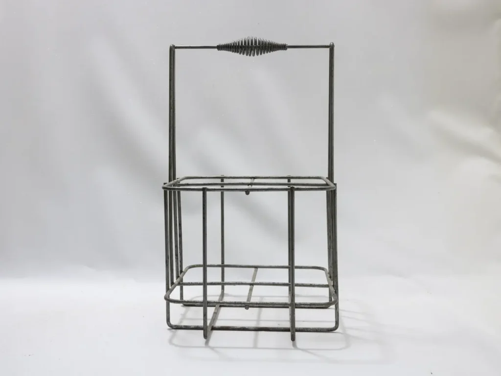 Porte-bouteilles vintage en métal gris pour six bouteilles