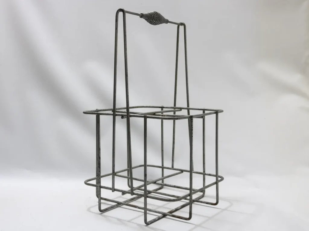 Porte-bouteilles vintage en métal gris pour six bouteilles