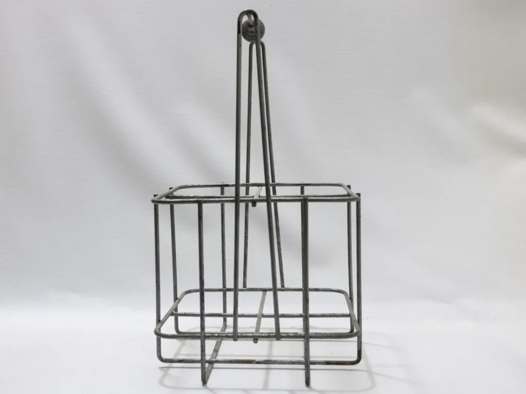 Porte-bouteilles vintage en métal gris pour six bouteilles