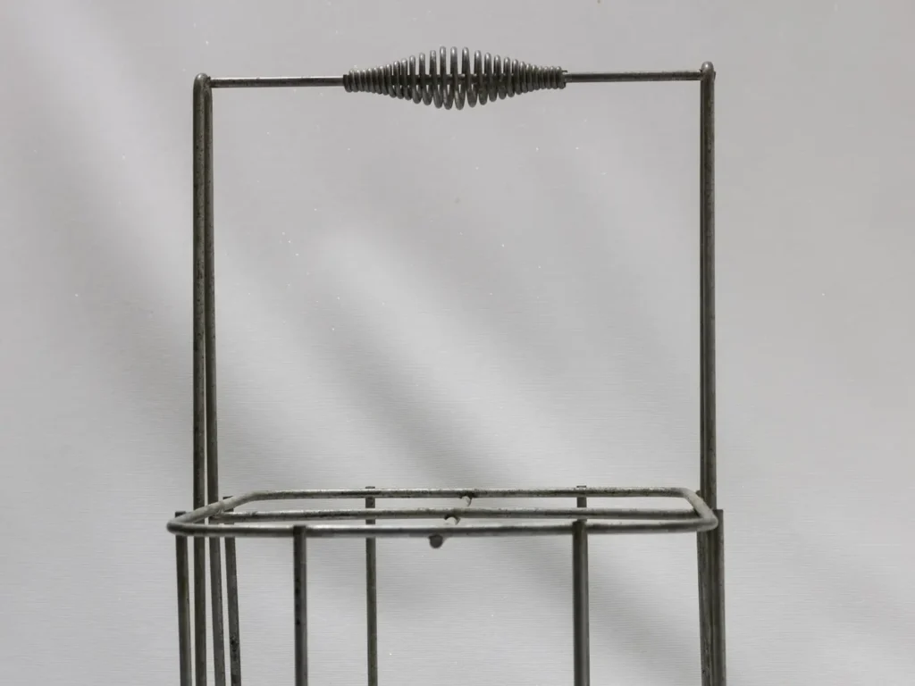 Porte-bouteilles vintage en métal gris pour six bouteilles